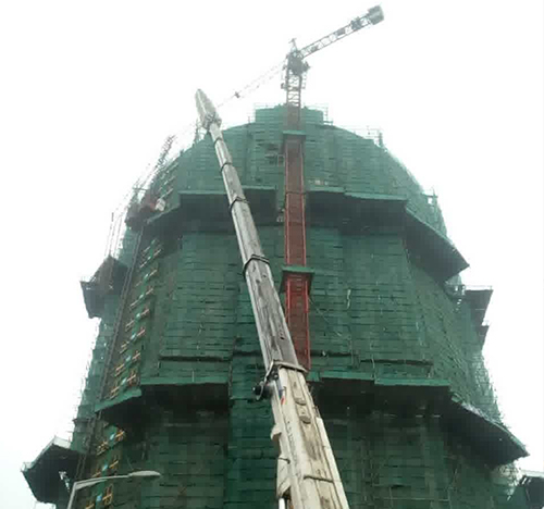 丰镇吊车在工地上作业